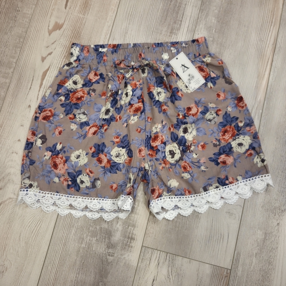 AZ Floral Print Shorts with Lace Trim - Picture 4 of 4